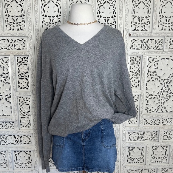 Vintage Archie Brown & Son 100% Cashmere Gray V Neck Sweater Sz Medium - Picture 1 of 9